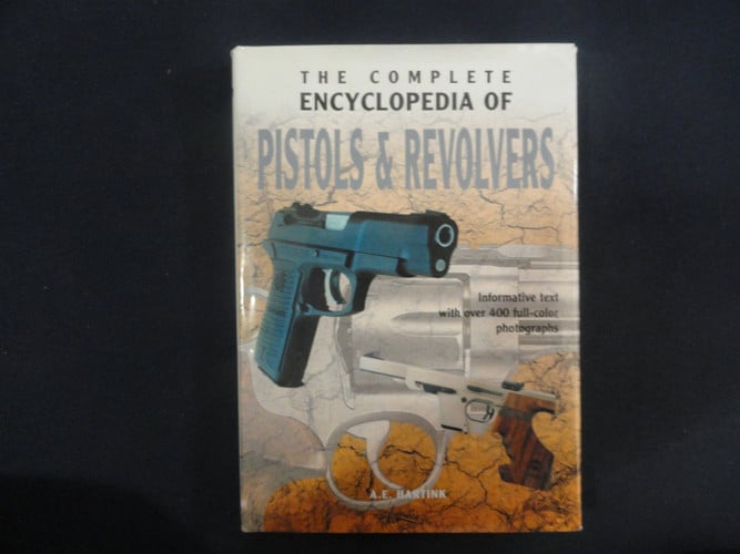 The Complete Encyclopedia of Pistols & Revolvers Informative Text with Over 400 Full-color Photographs