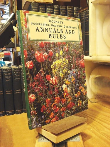 Rodale's Successful Organic Gardening: Annuals and Bulbs