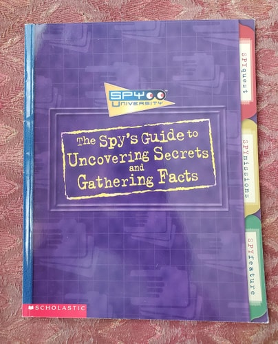 The Spy's Guide to Uncovering Secrets and Gathering Facts (Spy University)