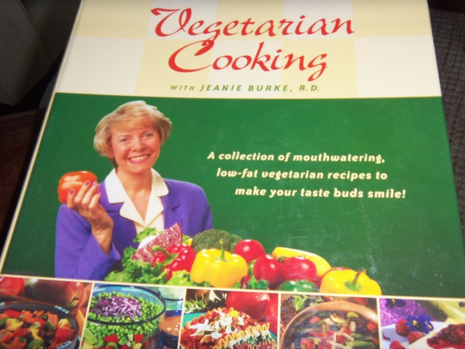 Vegetarian Cooking With Jeanie Burke, R.D: A Collection of Mouthwatering Low-Fat Vegetarian Recipes to Make Your Taste Buds Smile