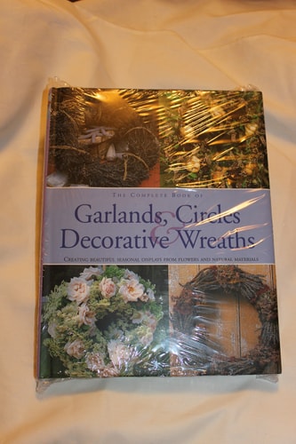 The Complete Book of Garlands, Circles & Decorative Wreaths: Creating Beautiful Seasonal Displays from Flowers and Natural Materials