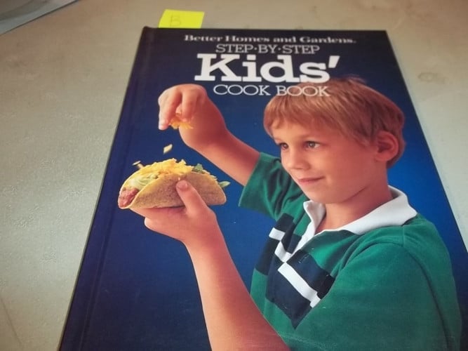 Better Homes and Gardens Step-by-Step Kids' Cook Book (Better Homes and Gardens Books)