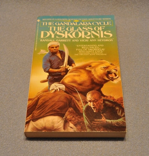 The Glass of Dyskornis (Gandalara Cycle, Book 2)