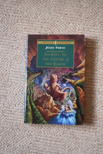 Journey to the Centre of the Earth (Puffin Classics)