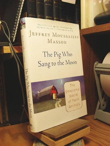 The Pig Who Sang to the Moon: The Emotional World of Farm Animals