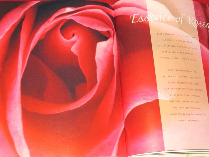 Victoria: At Home with Roses (Patterns, Petals and Prints to Adorn Every Room)