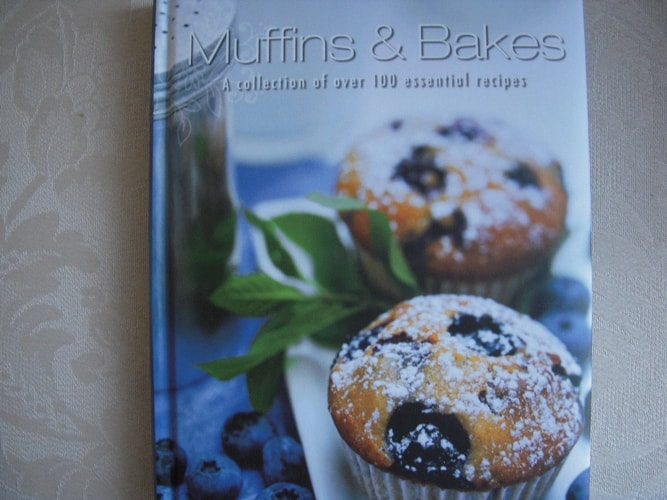Muffins & Bakes: A Collection of over 100 Essential Recipes