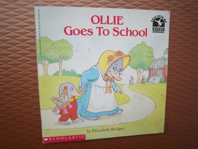 Ollie Goes to School (Read With Me/Cartwheel Books)
