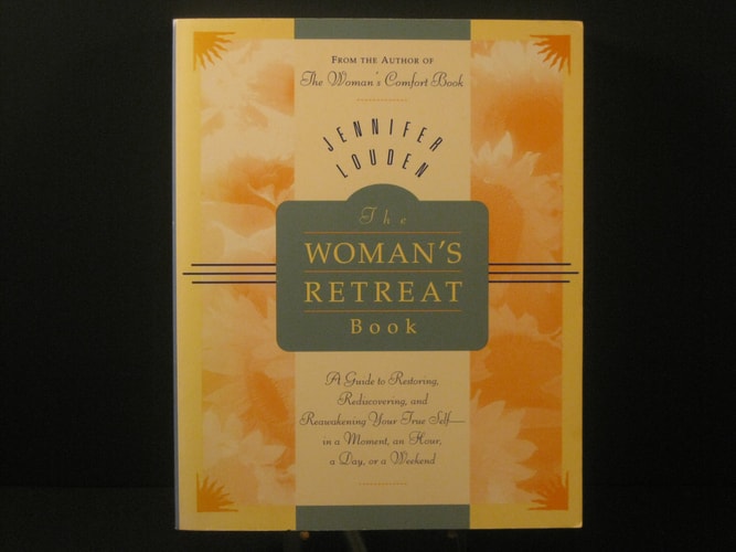 The Woman's Retreat Book : A Guide to Restoring, Rediscovering, and Reawakening Your True Self in a Moment, an Hour, a Day, or a Weekend (Comfort Book)