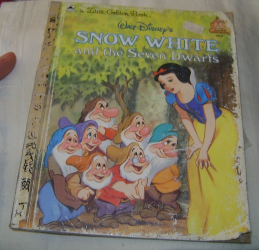 Walt Disney's Snow White and the Seven Dwarfs (Little Golden Books)