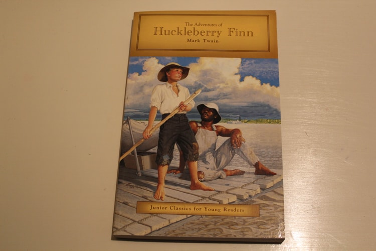 The Adventures of Huckleberry Finn Junior Classics for Young Readers