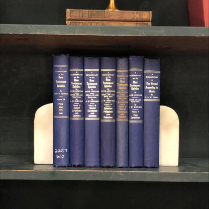 Classic Books by the Foot: A Commentary on The New Testament, Decorative Hardcover Set, Display Hardcovers