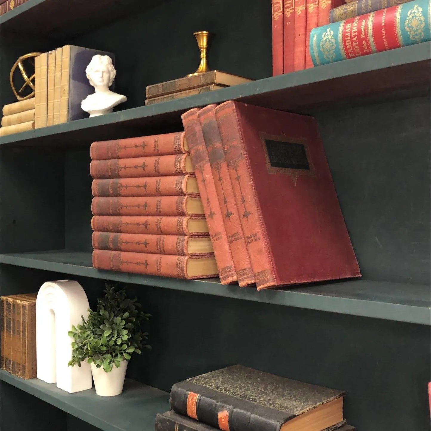Classic Books by the Foot: A Commentary on The New Testament, Decorative Hardcover Set, Display Hardcovers