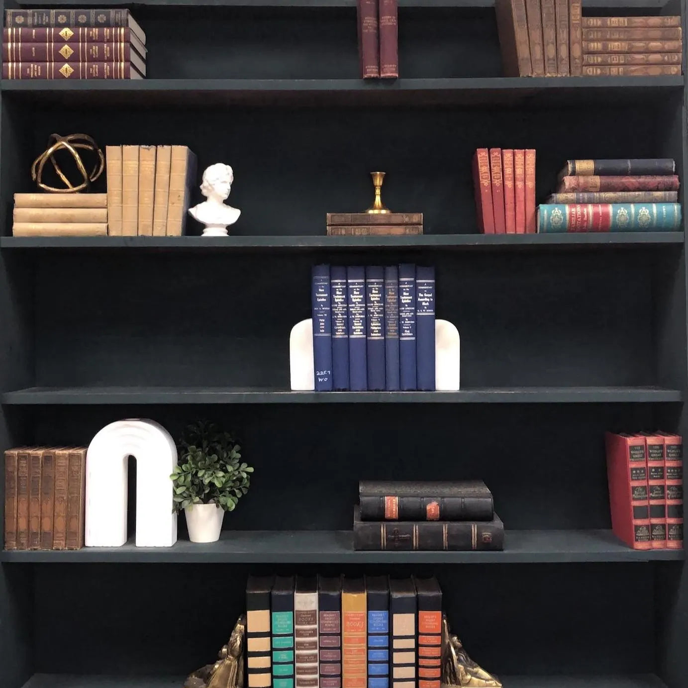 Classic Books by the Foot: A Commentary on The New Testament, Decorative Hardcover Set, Display Hardcovers
