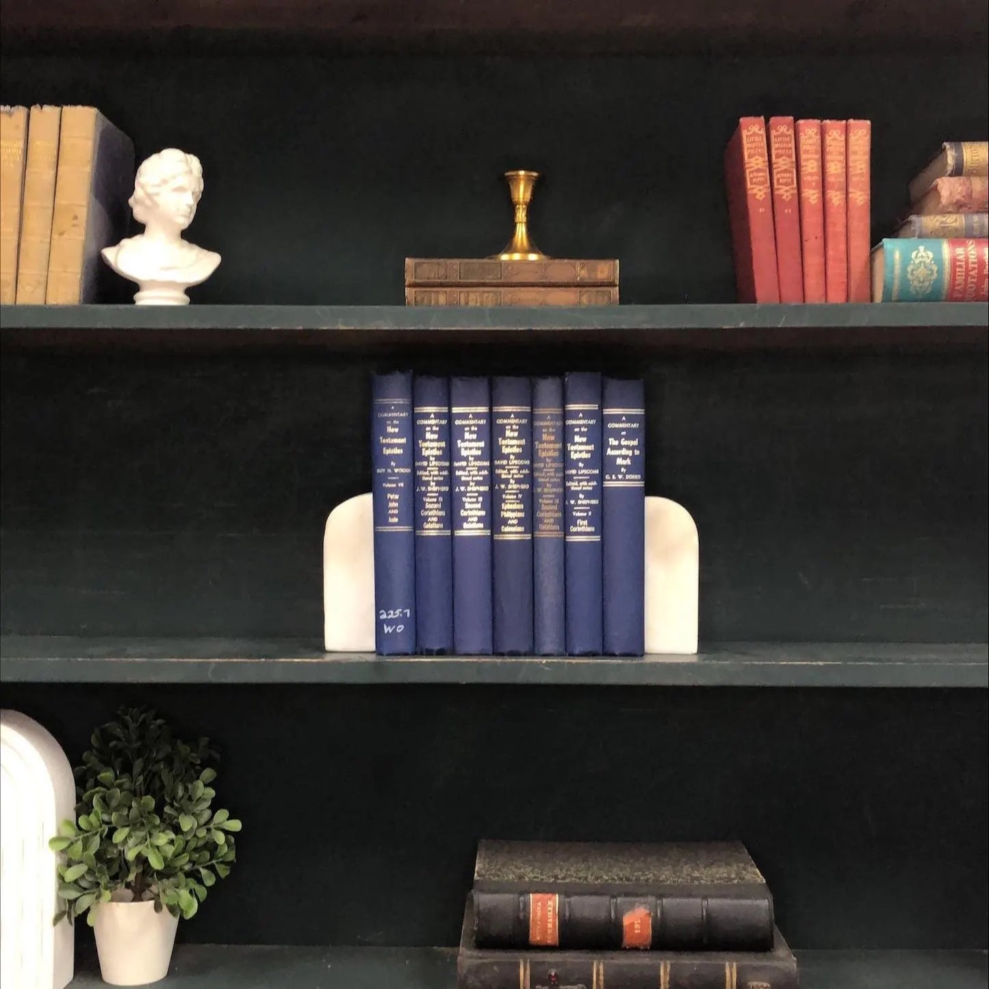 Classic Books by the Foot: A Commentary on The New Testament, Decorative Hardcover Set, Display Hardcovers