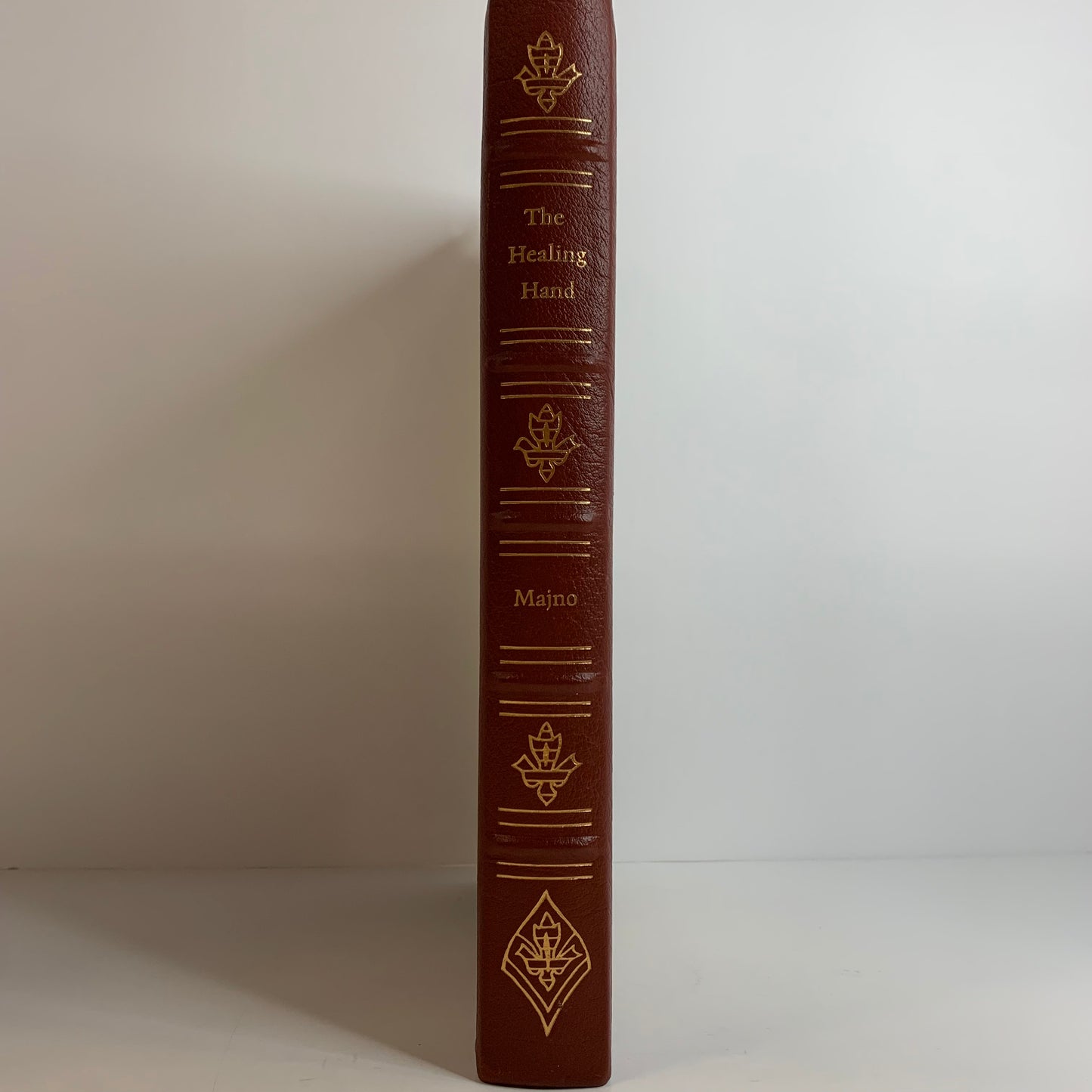 The Healing Hand: Man and Wound in the Ancient World - Guido Majno - 1991
